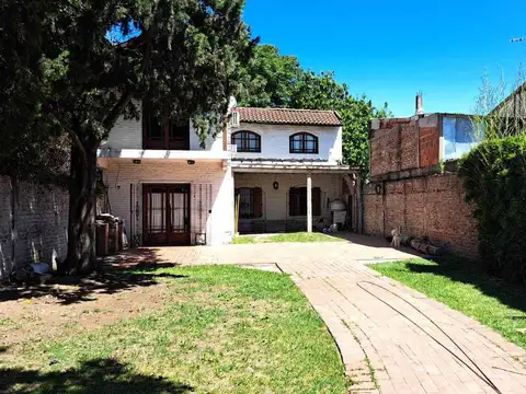 CASA 4 AMB EN VENTA HURLINGHAM CON PARQUE