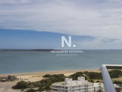 Vende apartamento de 2 dormitorios frente al mar, Miami Boulevard, Punta del Este