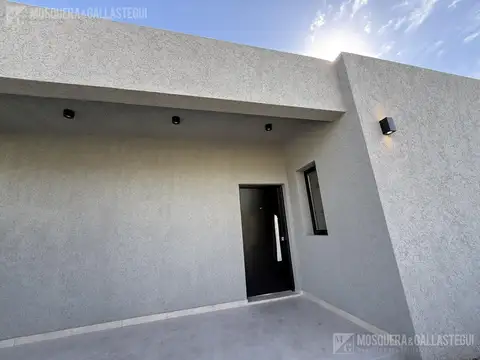 Casa 4 ambientes con 2 baños