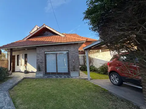 Chalet de 4 ambientes con entrada de autos, parque y quincho.