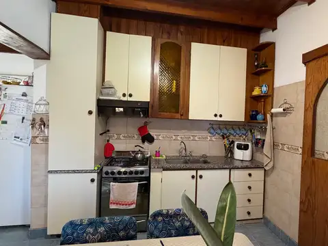 Chalet de 4 ambientes con entrada de autos, parque y quincho.