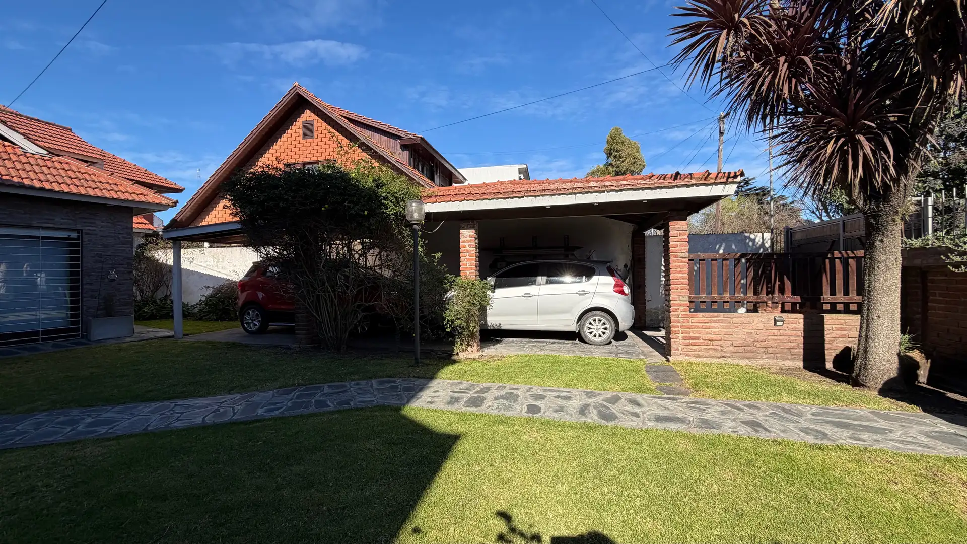 Chalet de 4 ambientes con entrada de autos, parque y quincho.