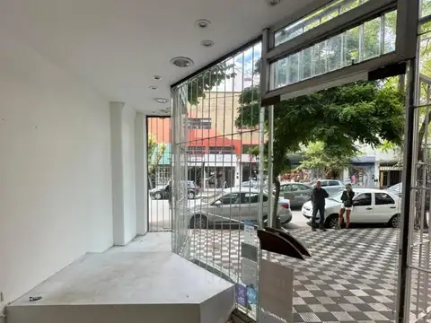 Local comercial en 2 plantas a la calle