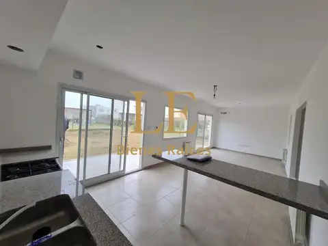 Casa en Alquiler con 2 cocheras