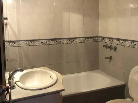 Casa en Alquiler con 1 cochera