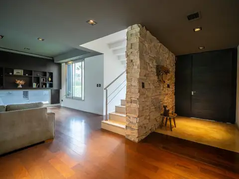 Casa en Alquiler con 2 cocheras