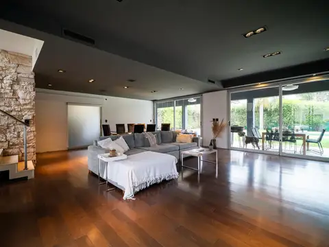 Casa 6 ambientes con 4 baños