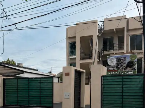 Venta  departamento de dos ambientes con fondo tipo ph en Castelar: facilidades !!!