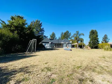 HERMOSA CASA DE CAMPO CON PILETA Y SALIDA AL LAGO