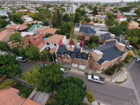 DUPLEX EN VENTA TRES DORMITORIOS CON PATIO Y COCHERA