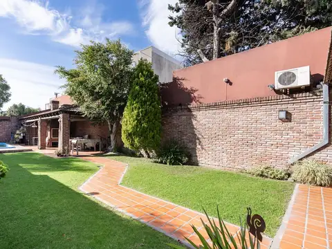 VENTA CASA CHALET 5 AMBIENTES CON DEPENDENCIA, JARDIN, QUINCHO, PILETA Y COCHERA EN VILLA DEVOTO
