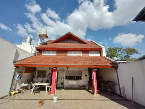 Casa 7 ambientes con 2 baños