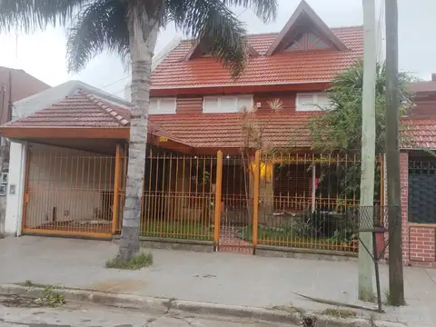 VILLA BALLESTER VENDE O ALQUILA IMPORTANTE CHALET 5 AMBIENTES EN DOS PLANTAS CON COCHERA