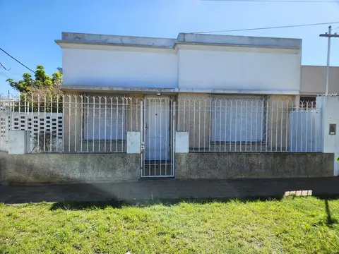 ¡Casa apta banco, lote propio, 2 dormitorios y patio!