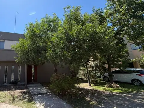 Casa 4 ambientes en venta, Los Robles