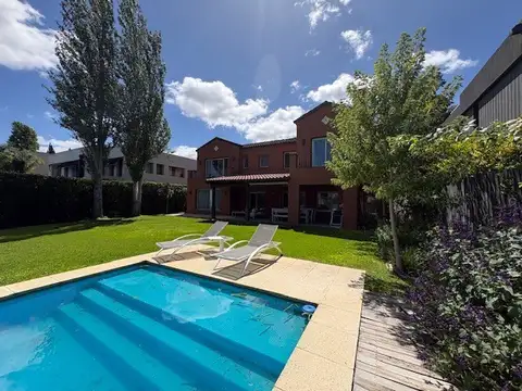 Casa 8 ambientes con 4 baños
