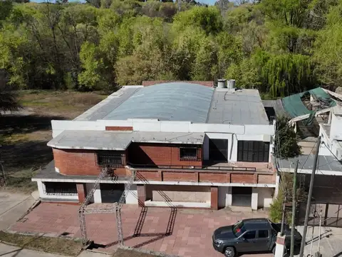 Avenida teniente Juan D Peron 100