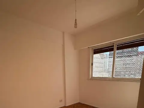 AMPLIO 2 AMBIENTES CON BALCON CORRIDO