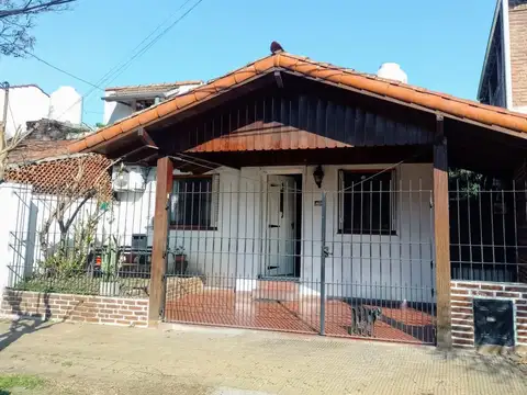 CASA 4 AMBIENTES + DEPARTAMENTO EN BELLA VISTA