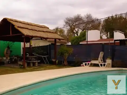 Casa en venta - 4 Dormitorios 2 Baño - Local - 1.100Mts2 - Córdoba
