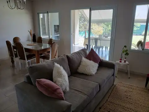 Casa 4 ambientes con 1 baño