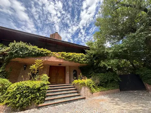 En excepcional lugar del Jockey, gran casa de excelente construcción y diseño. 