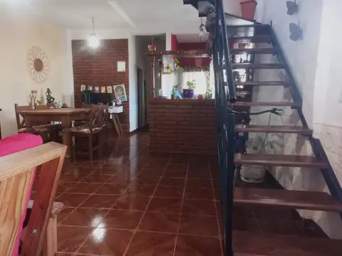 VENTA CASA 4 AMBIENTES JARDIN COCHERA LA REJA