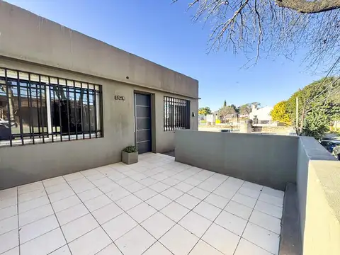 Venta Casa en planta alta con patio. Altura Buenos Aires 4900.