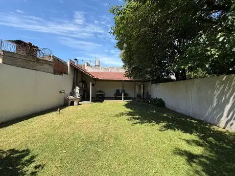 CASA 4 AMB CON COCHERA PARQUE LIBRE Y QUINCHO