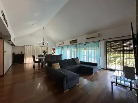 Venta: Casa de 2 plantas   estudio de sonido en subsuelo con pileta y vista parcial al río. Alberdi.