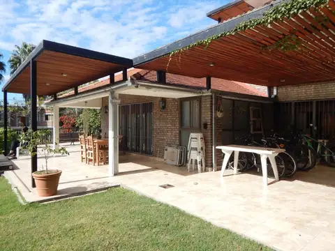 Venta: Casa de 2 plantas   estudio de sonido en subsuelo con pileta y vista parcial al río. Alberdi.