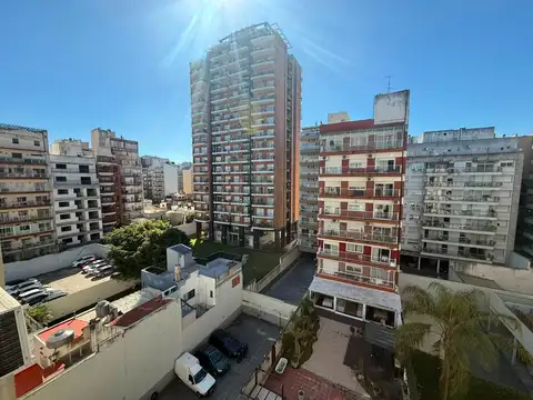 Excelente ambiente y medio muy luminoso al contrafrente.