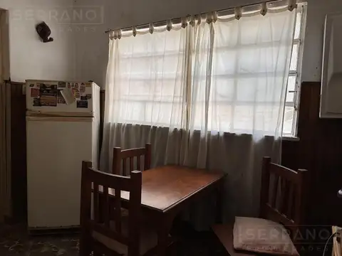 PH en venta de 4 ambientes con patio ideal para refaccionar en San Fernando. Apto crédito