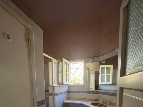 Casa 6 ambientes con 2 baños
