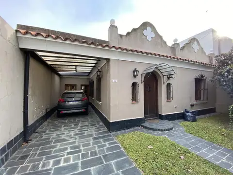 Venta Casa - Adrogue con espectacular jardín con quincho y pileta