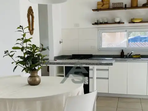 Casa 4 ambientes con 2 baños