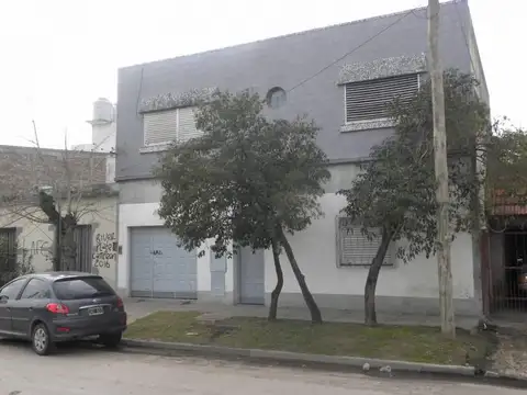 Amplia casa en venta a 10 cuadras de estaciones de Laferrere