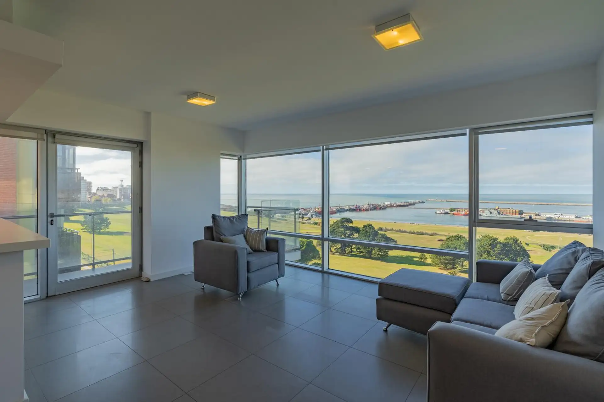 Depto 4 amb, 112m² con balcón y piscina — Playa Grande