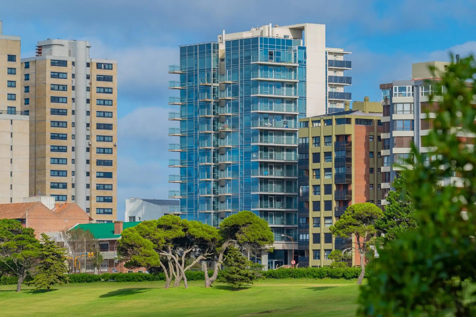 Depto 4 amb, 112m² con balcón y piscina — Playa Grande