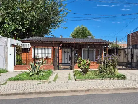 Venta casa barrio Urquiza, 2 dormitorio, cocheras
