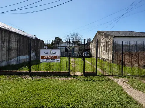 Casa 2 ambientes en venta sobre amplio Lote - Berazategui