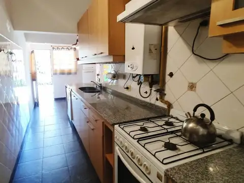 Casa 8 ambientes con 2 baños