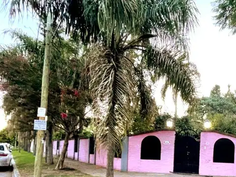 MAGNIFICO CHALET DE 4 AMB. CON COCHERA PARQUE Y PISCINA