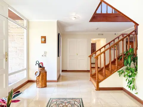 Casa en Venta con 3 cocheras