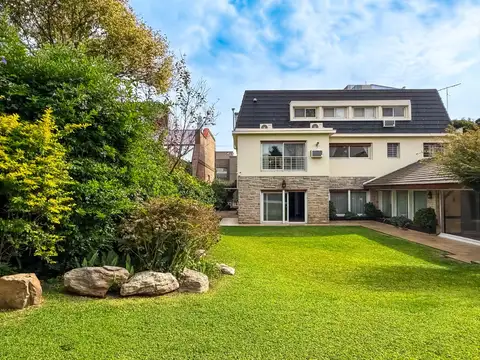 Importante Casa en Venta, 3 Plantas, Con Divino Jardín, Pileta y Quincho - Martínez
