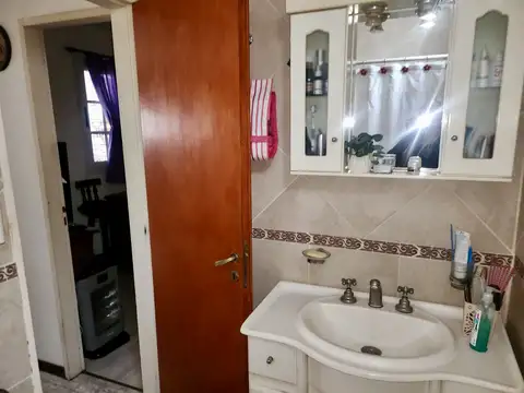 Casa 7 ambientes con 2 baños