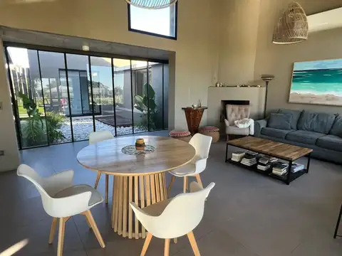 Casa 5 ambientes con 4 baños