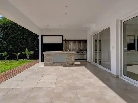 Casa en Alquiler con 3 cocheras