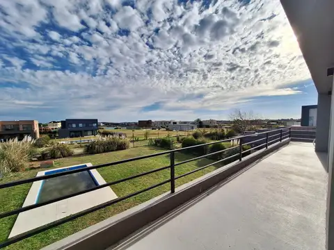 Casa en Alquiler con 3 cocheras