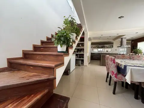 Casa 6 ambientes con 3 baños
